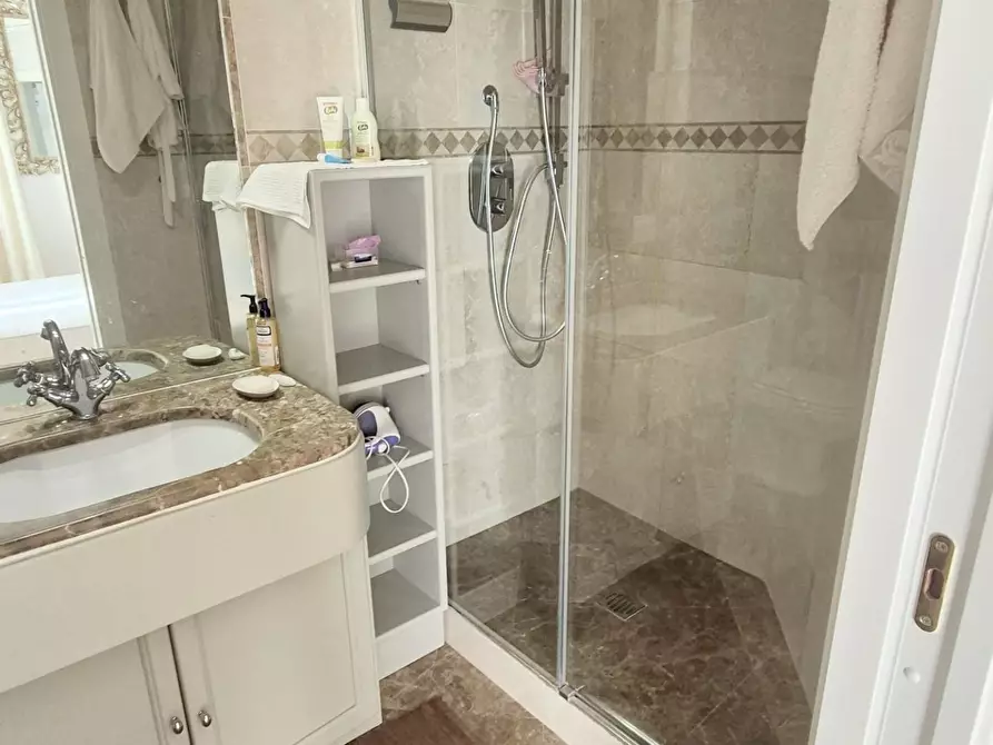 Immagine 38 di Mansarda in vendita  a Viareggio