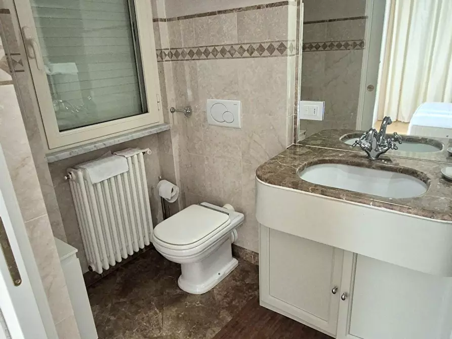 Immagine 36 di Mansarda in vendita  a Viareggio