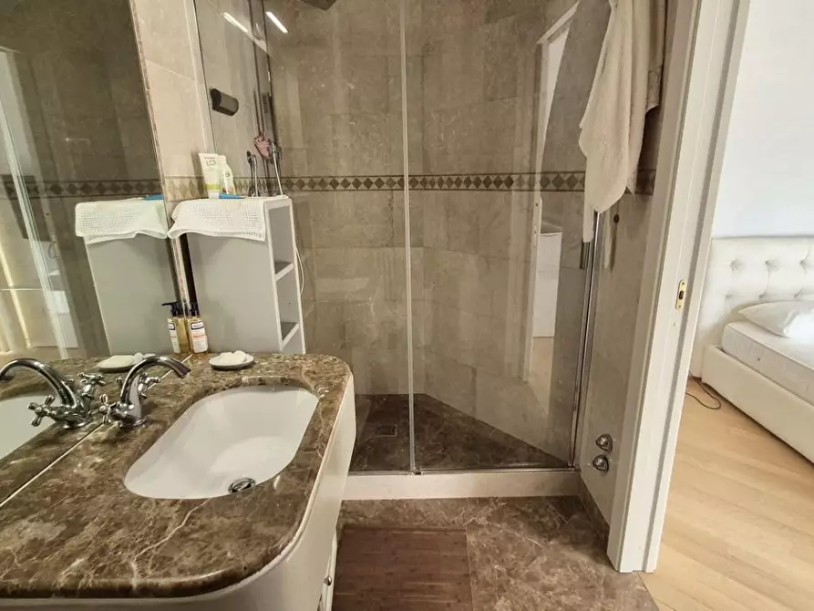 Immagine 40 di Mansarda in vendita  a Viareggio