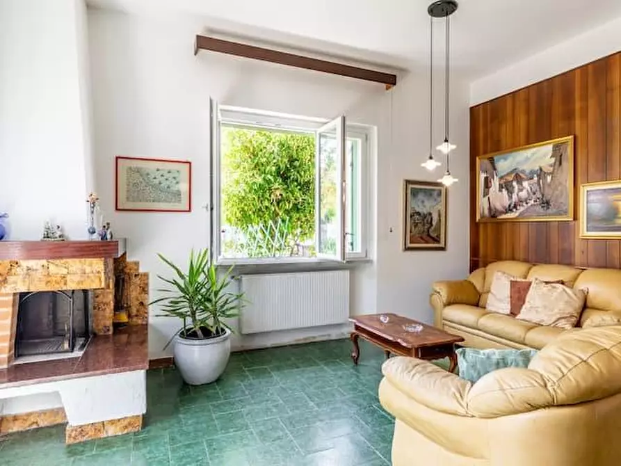 Immagine 4 di Villa in vendita  a Carrara