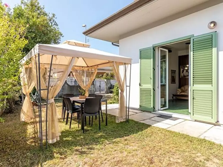 Immagine 3 di Villa in vendita  a Carrara