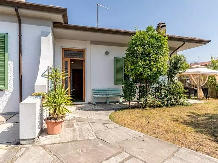 Immagine 2 di Villa in vendita  a Carrara