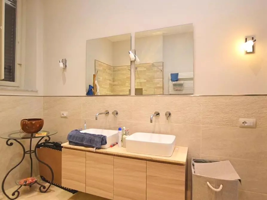 Immagine 26 di Appartamento in vendita  a Lucca