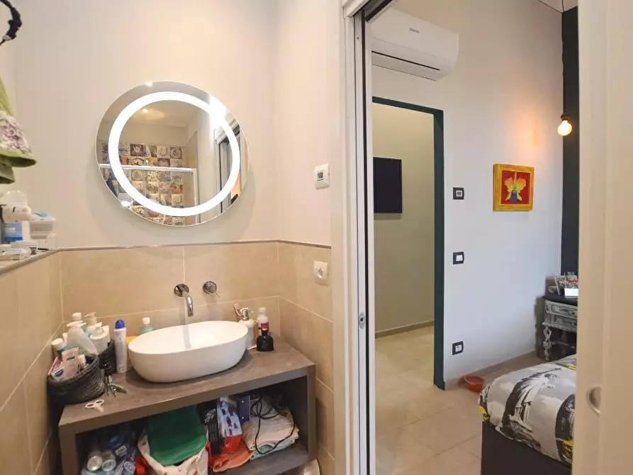 Immagine 21 di Appartamento in vendita  a Lucca