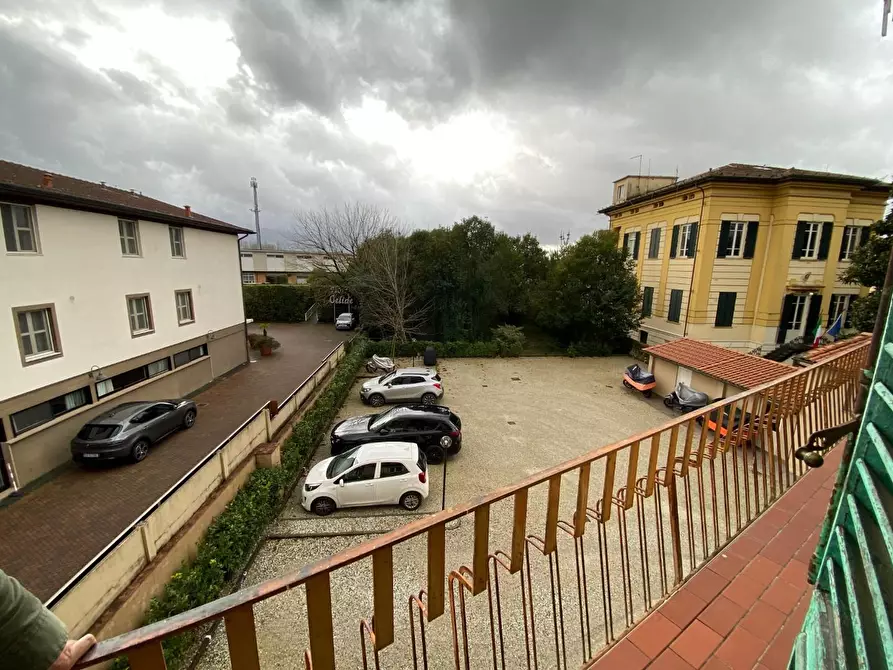 Immagine 10 di Appartamento in vendita  a Lucca