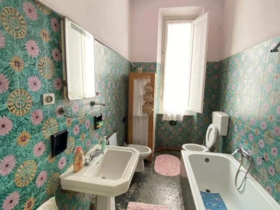 Immagine 11 di Appartamento in vendita  a Lucca