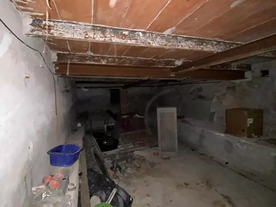 Immagine 12 di Appartamento in vendita  a Lucca