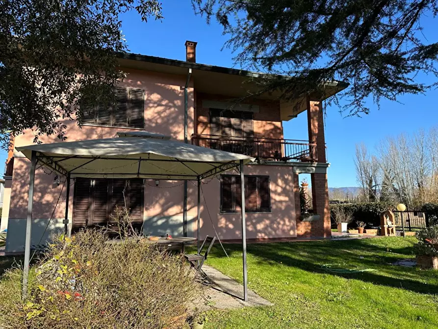 Immagine 3 di Villa in vendita  a Lucca