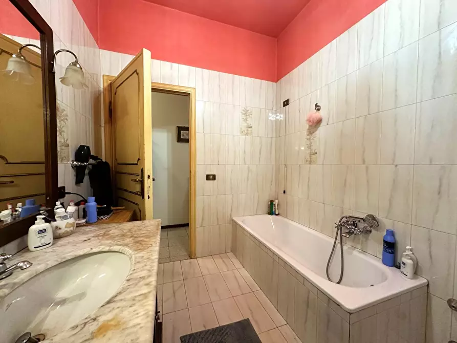 Immagine 19 di Villa in vendita  a Lucca