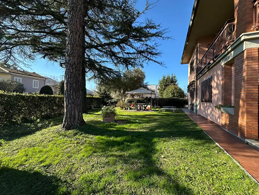 Immagine 2 di Villa in vendita  a Lucca