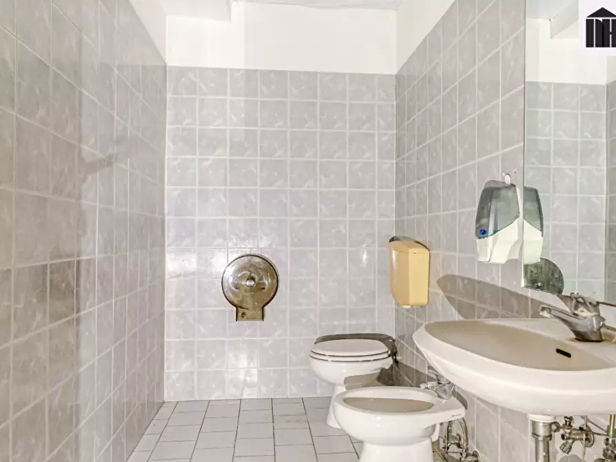 Immagine 20 di Attività commerciale in vendita  a Santa Croce Sull'arno