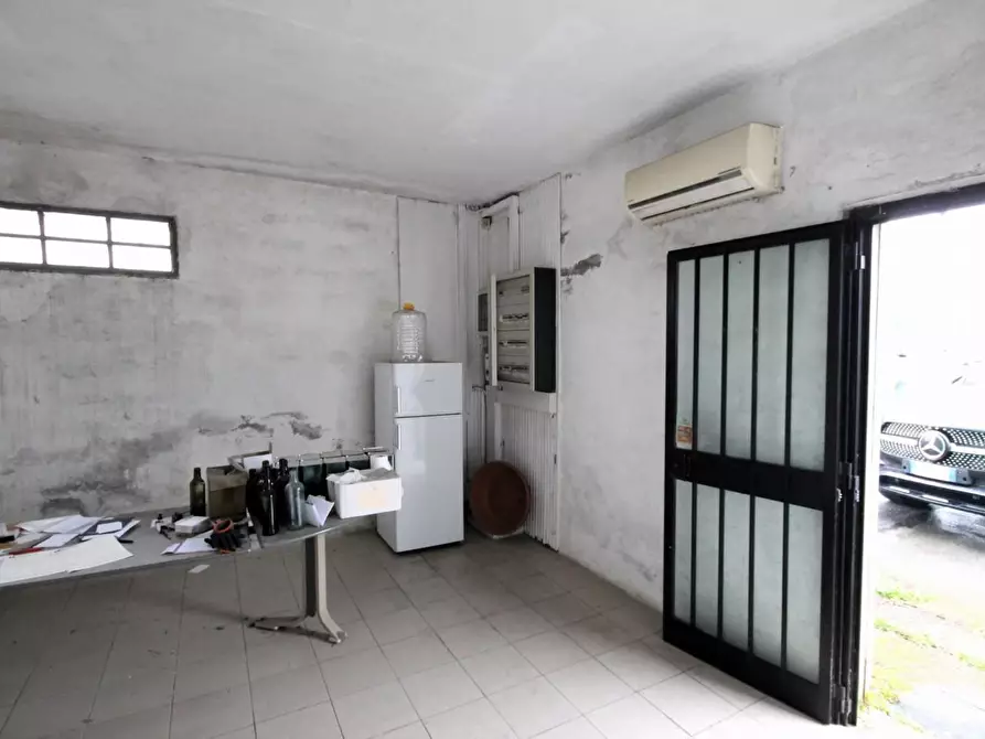 Immagine 9 di Attività artigianale in vendita  a Capannori