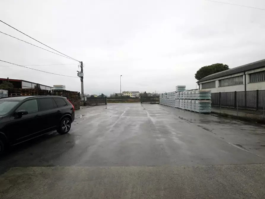 Immagine 2 di Attività artigianale in vendita  a Capannori