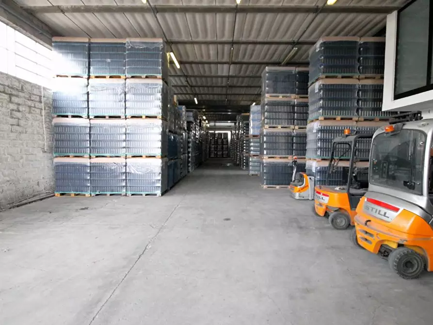 Immagine 4 di Attività artigianale in vendita  a Capannori