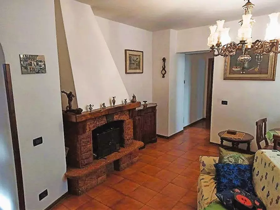 Immagine 1 di Appartamento in vendita  a Massa