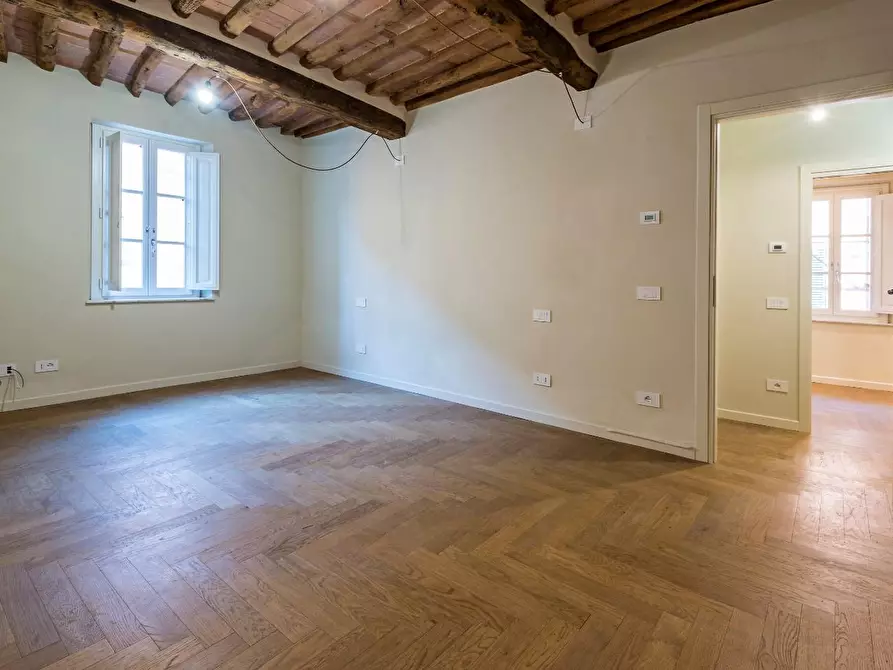 Immagine 12 di Appartamento in vendita  a Lucca