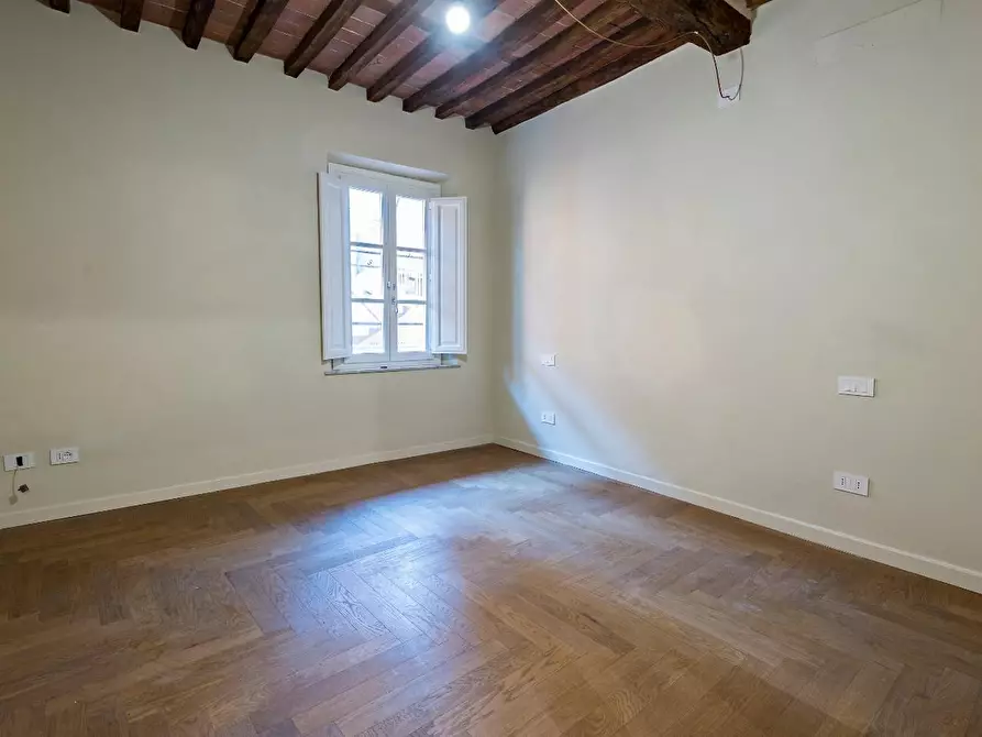 Immagine 10 di Appartamento in vendita  a Lucca
