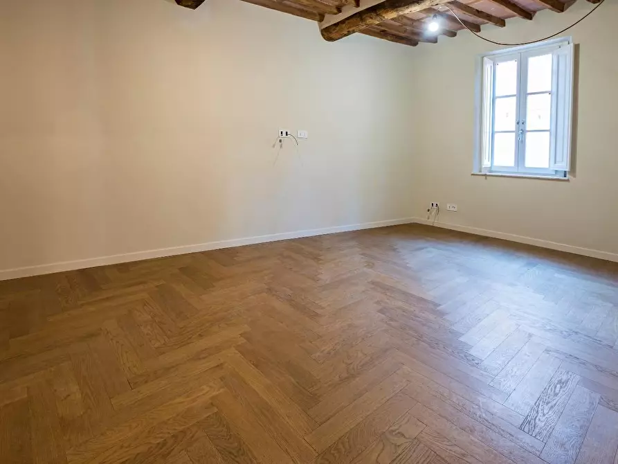 Immagine 11 di Appartamento in vendita  a Lucca