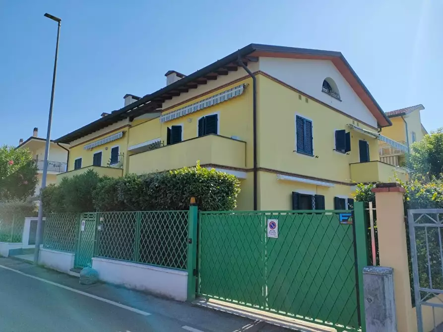 Immagine 13 di Mansarda in vendita  a Massa