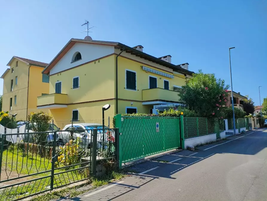 Immagine 2 di Mansarda in vendita  a Massa