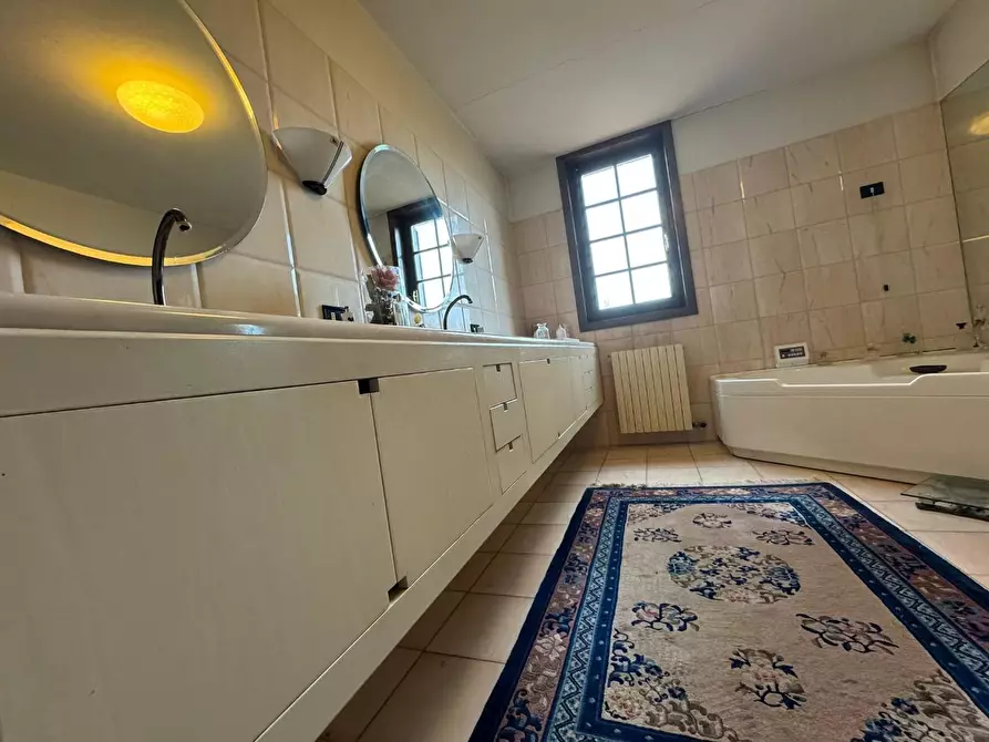 Immagine 42 di Villa in vendita  a Castelnuovo Magra