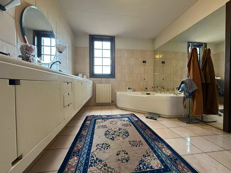 Immagine 43 di Villa in vendita  a Castelnuovo Magra