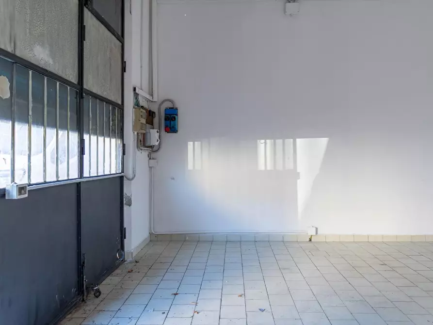 Immagine 2 di Magazzino in affitto  a Empoli