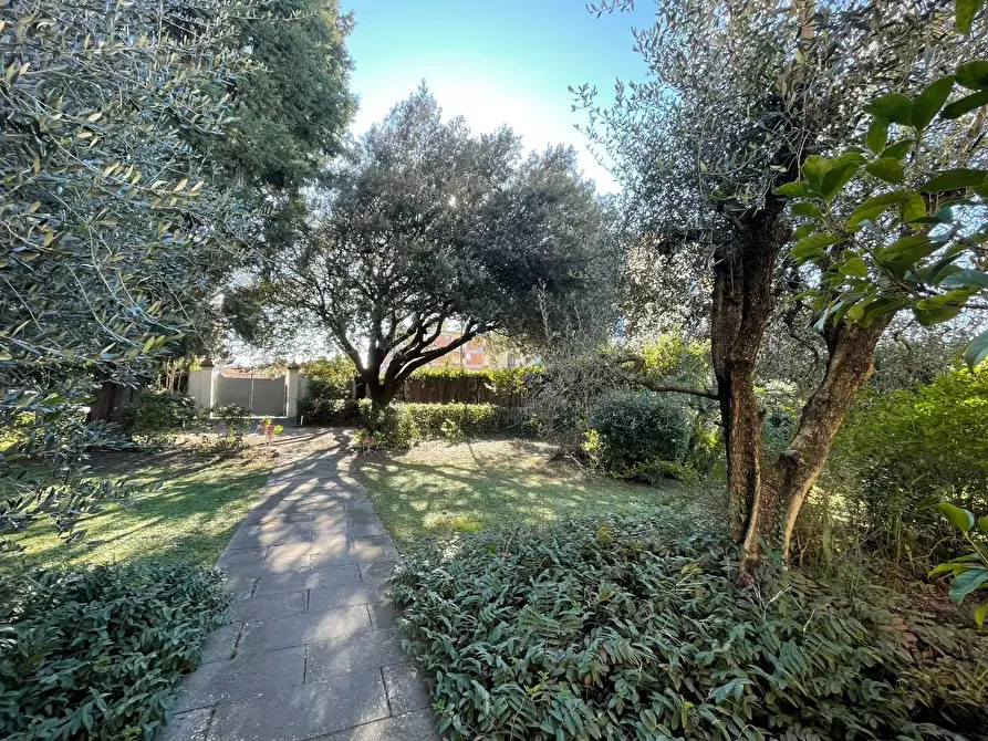 Immagine 10 di Villa in vendita  a Empoli