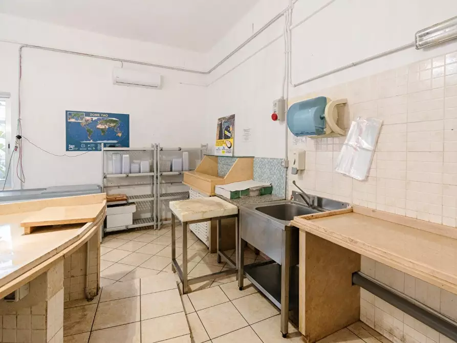 Immagine 20 di Negozio in vendita  a Novoli