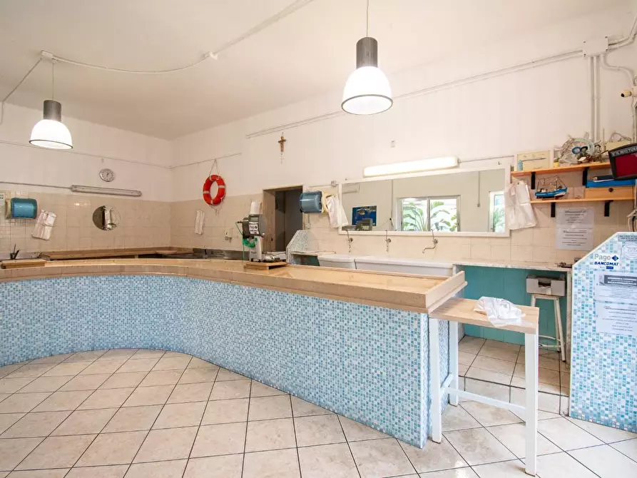 Immagine 24 di Negozio in vendita  a Novoli