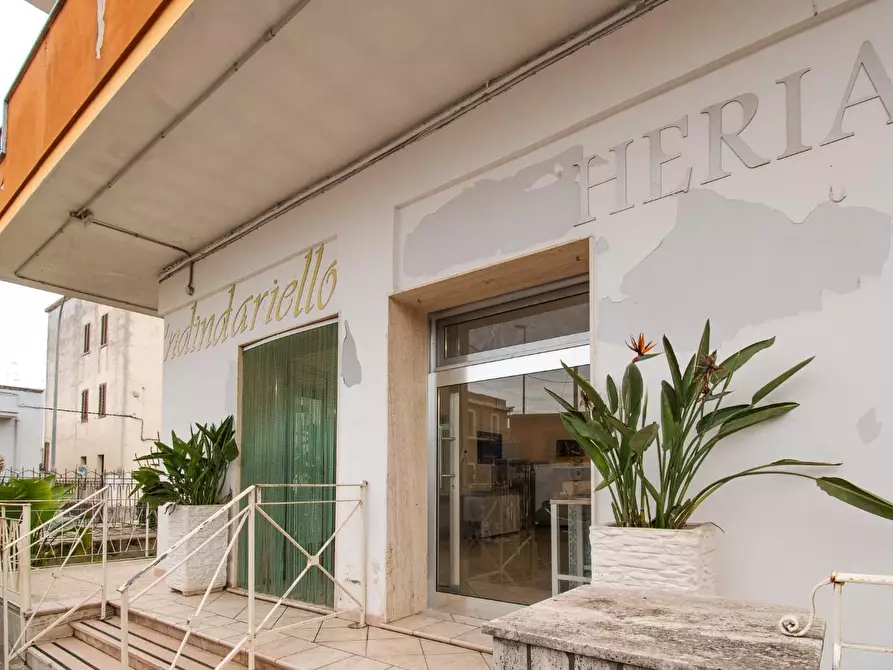 Immagine 28 di Negozio in vendita  a Novoli