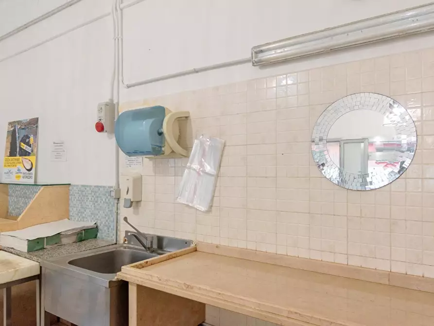 Immagine 21 di Negozio in vendita  a Novoli