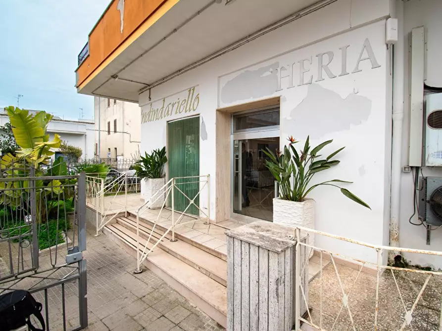 Immagine 25 di Negozio in vendita  a Novoli