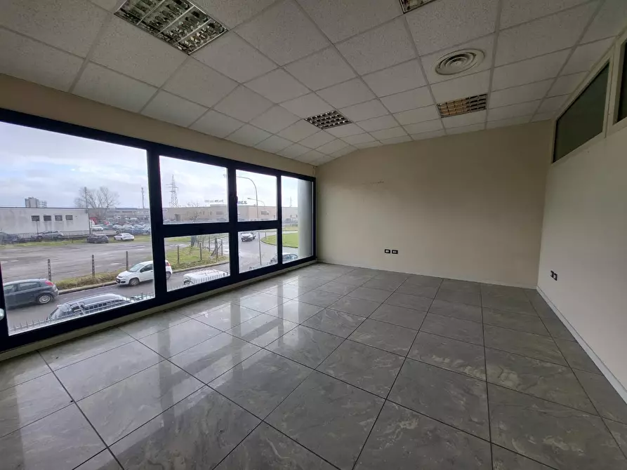 Immagine 3 di Ufficio in affitto  a Calcinaia