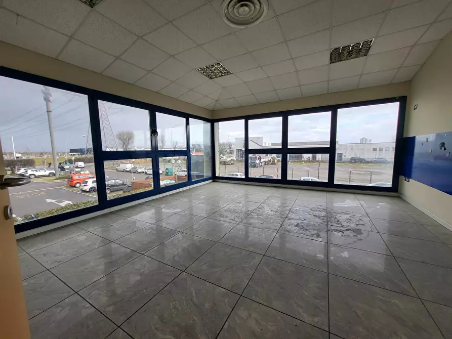 Immagine 2 di Ufficio in affitto  a Calcinaia