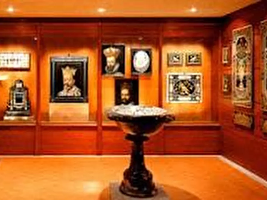 Immagine 27 di Ufficio in vendita  a Carrara