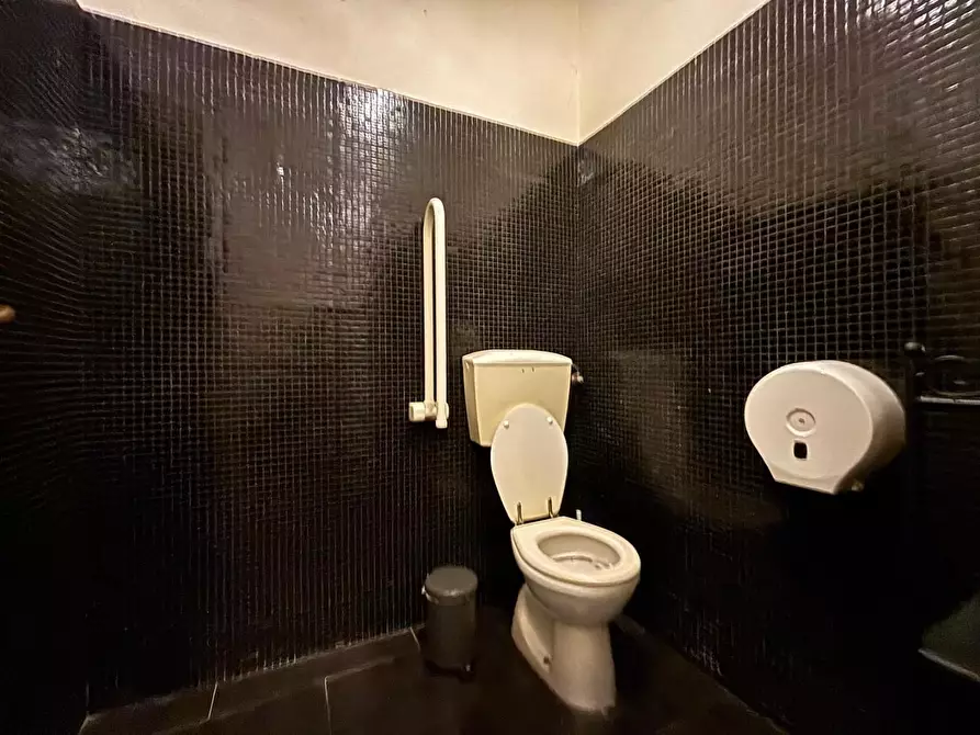 Immagine 16 di Attività commerciale in vendita  a Empoli