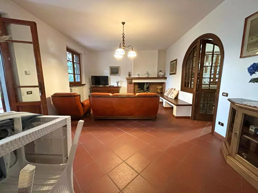 Immagine 2 di Villa in vendita  a Camaiore
