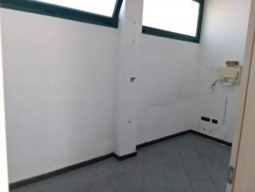 Immagine 9 di Locale commerciale in affitto  a Pisa