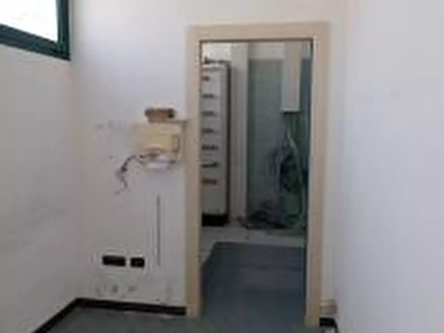 Immagine 10 di Locale commerciale in affitto  a Pisa