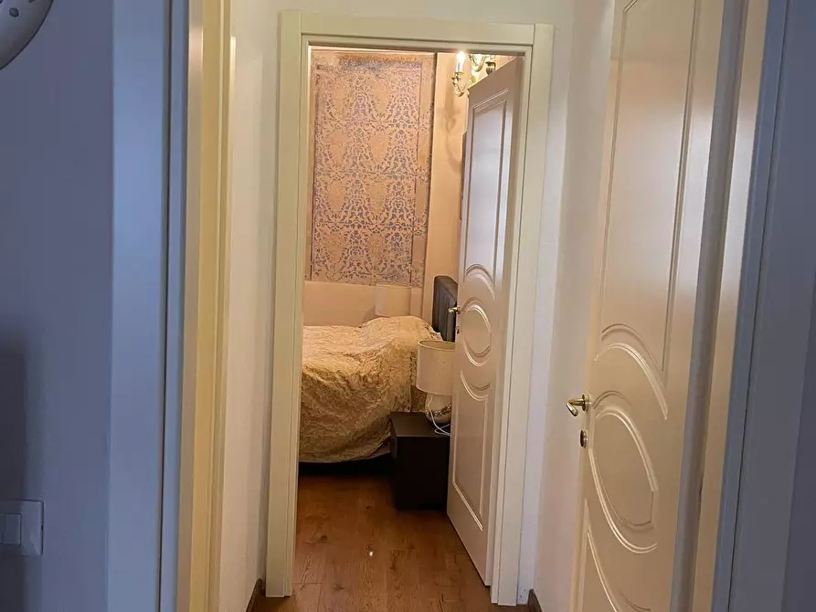 Immagine 13 di Appartamento in vendita  a Lucca