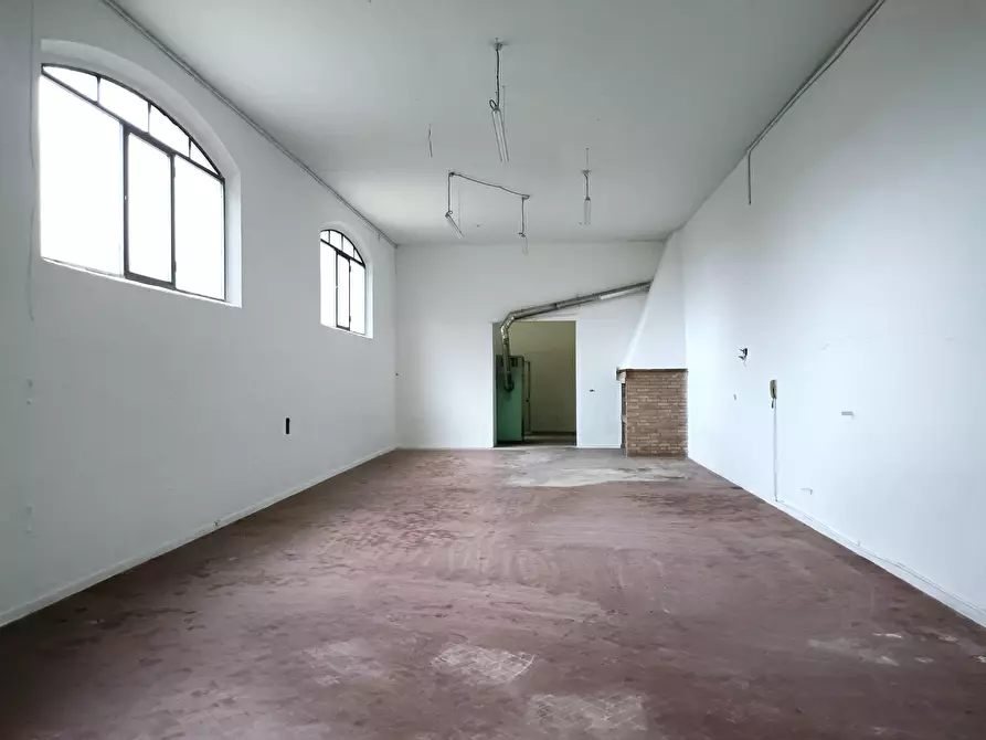 Immagine 15 di Attività artigianale in affitto  a Empoli