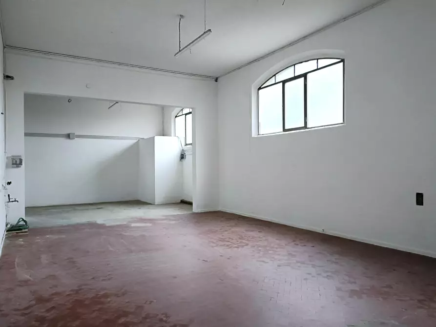 Immagine 13 di Attività artigianale in affitto  a Empoli