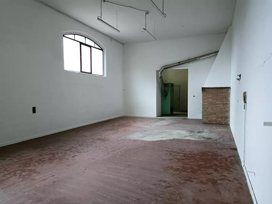 Immagine 19 di Attività artigianale in affitto  a Empoli