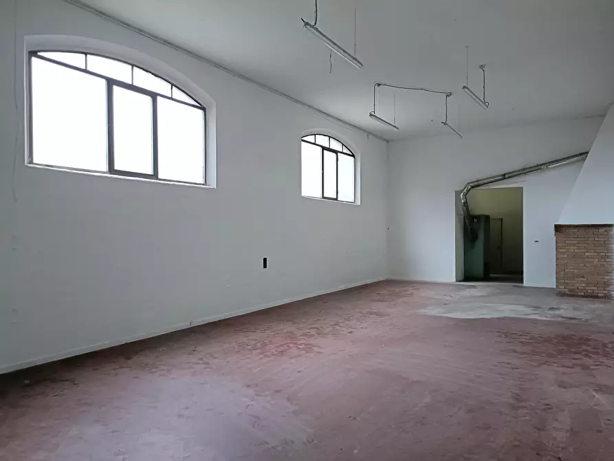 Immagine 16 di Attività artigianale in affitto  a Empoli