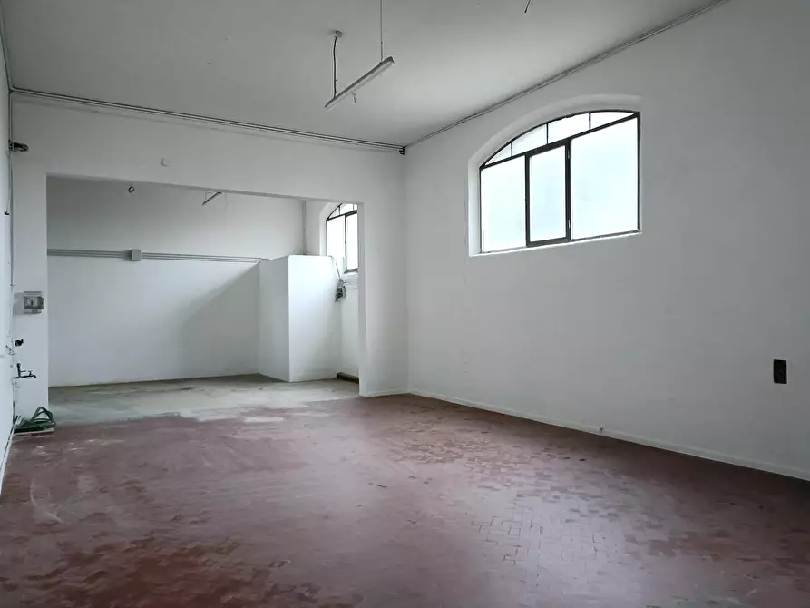 Immagine 11 di Attività artigianale in affitto  a Empoli