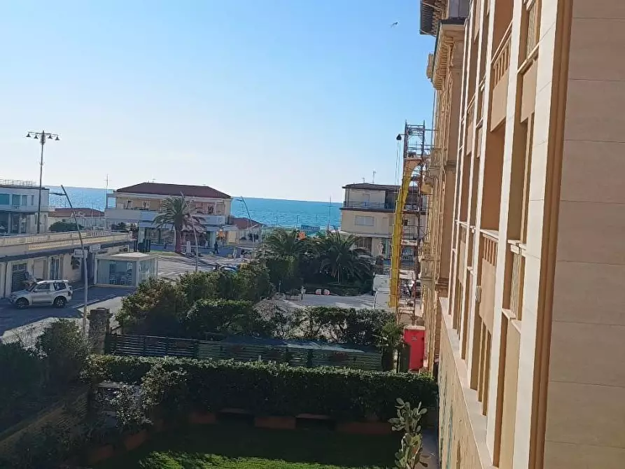 Immagine 53 di Appartamento in vendita  a Viareggio