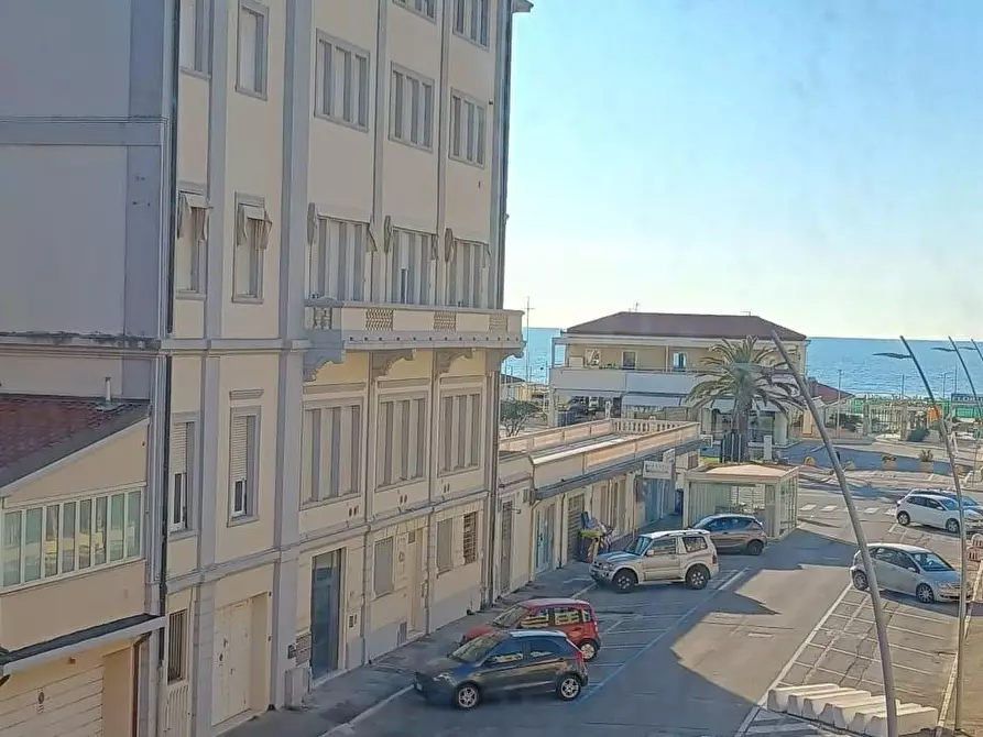 Immagine 26 di Appartamento in vendita  a Viareggio