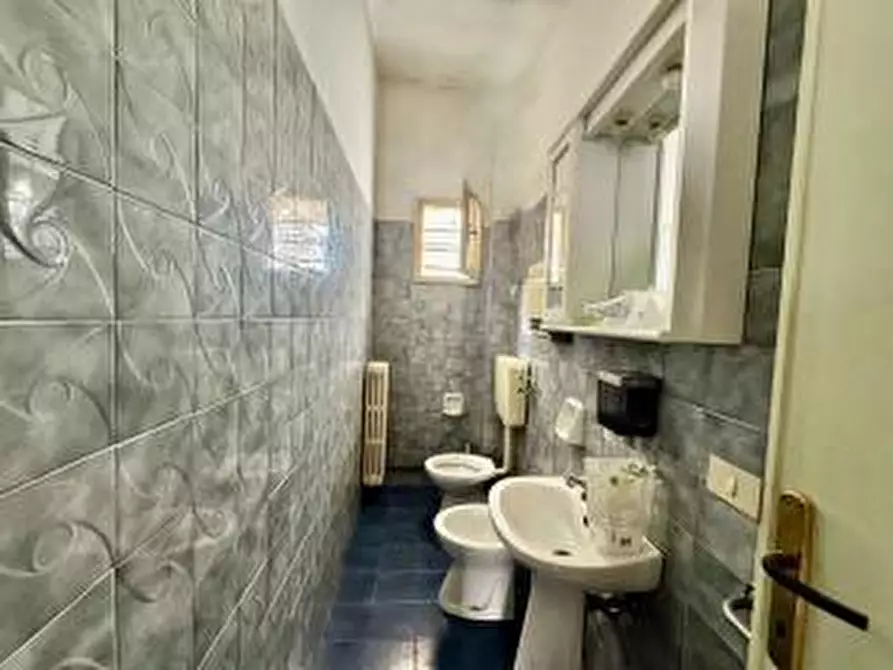 Immagine 14 di Ufficio in affitto  a Pontedera