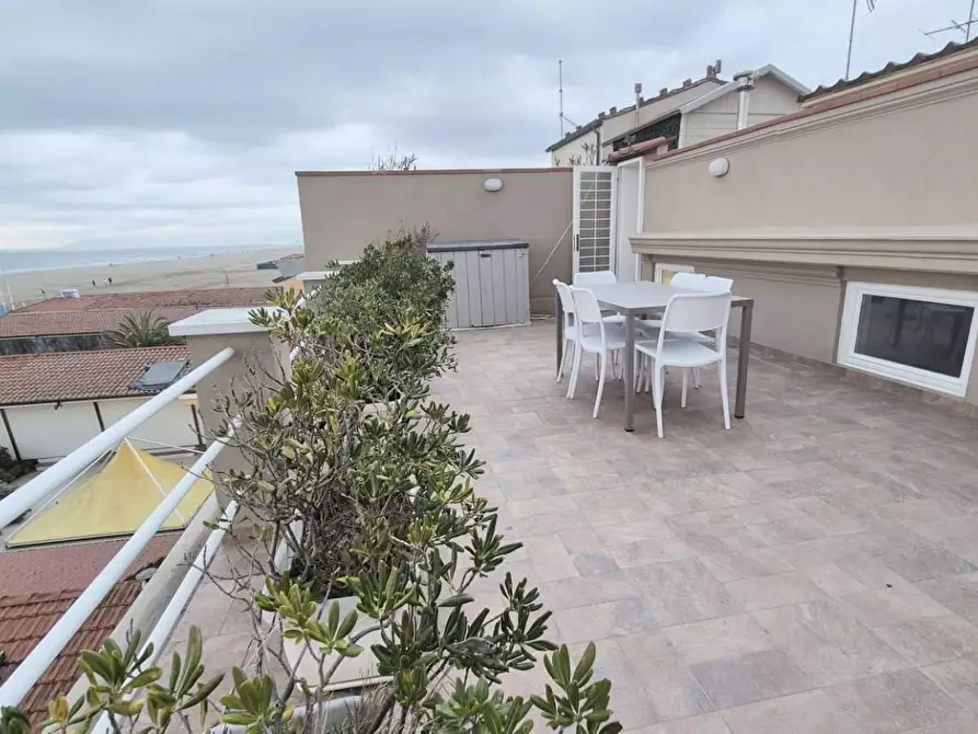 Immagine 81 di Mansarda in vendita  a Viareggio